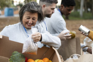 feche-as-pessoas-com-doacoes-de-alimentos-300x200 A Ilusão da Autossuficiência: Porque Tantos Desistem da Vida Rural