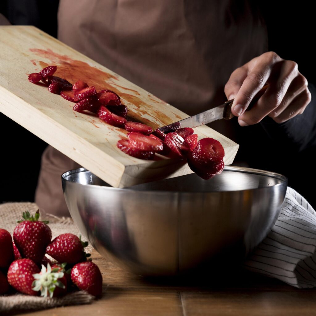 chef-adicionando-morangos-picados-na-tigela-1024x1024 Geleia de Morango para Vender: Receita Fácil e Lucrativa