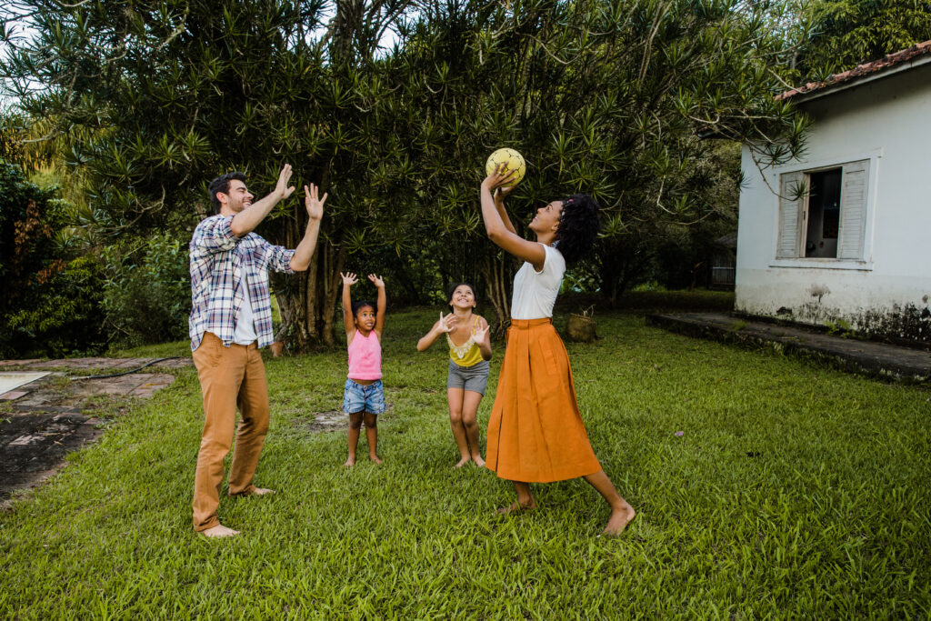 familia-jovem-jogando-bola-no-parque-1024x683 Chácara em Condomínio: Vale a Pena? Descubra Para Quem é a Melhor Opção!