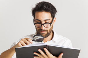 jovem-profissional-lendo-com-lupa-e-oculos-300x200 Chácara em Condomínio: Vale a Pena? Descubra Para Quem é a Melhor Opção!