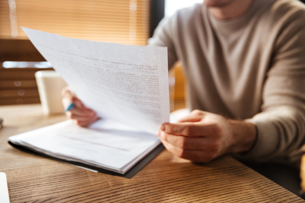 foto-recortada-de-jovem-atraente-no-trabalho-de-escritorio-1024x683 Vai Comprar uma Chácara? Evite Estes 5 Erros Fatais (e Economize Dinheiro)