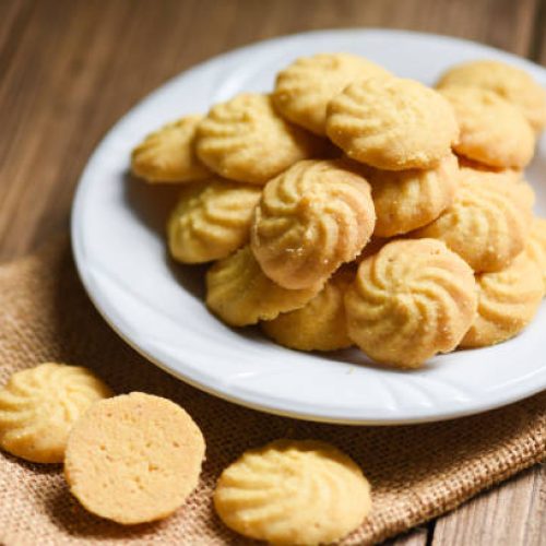 breakfast cookies vanilla on white plate and wooden background, mini cookies biscuits